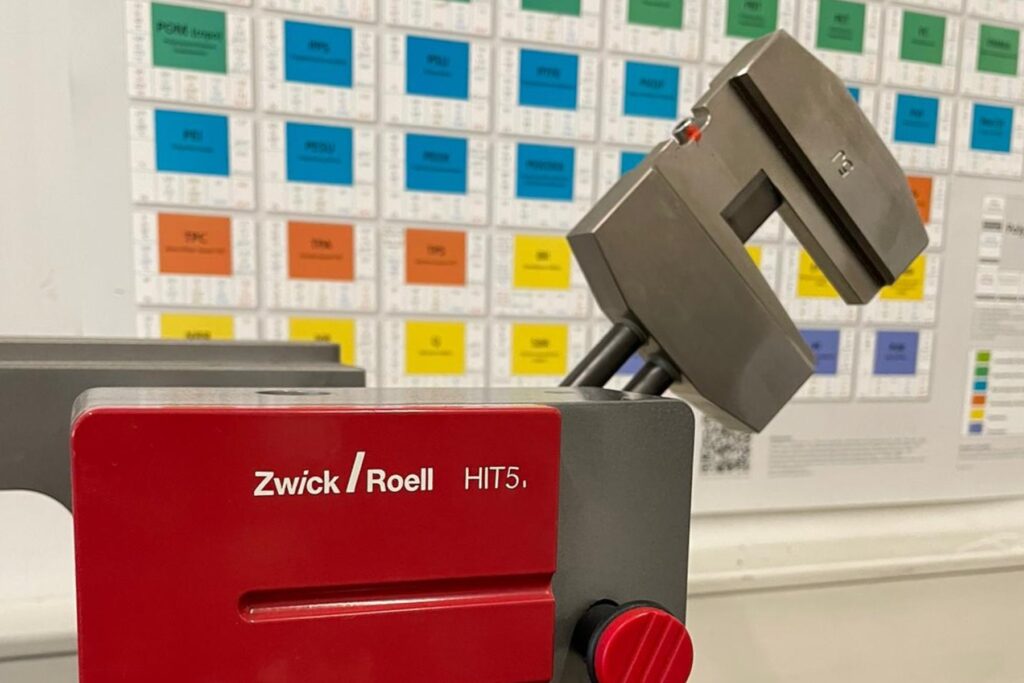 Testing apparatus for notched-bar impact strength